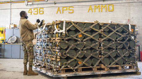 FILE PHOTO: US Airmen and civilians load ammunition and weapons bound for Ukraine during a foreign military sales mission at Dover Air Force Base, Delaware, January 21, 2022 © AP / Mauricio Campino