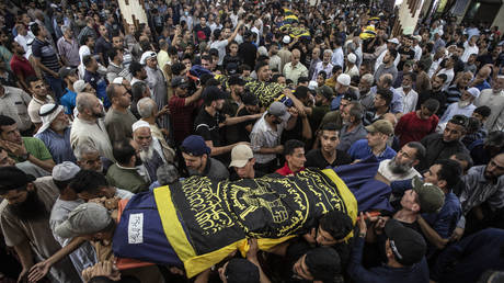 Mourners carry the bodies of Khaled Mansour and other Palestinians who were killed in Israeli airstrikes in Rafah, southern Gaza Strip, August 7, 2022 © AP / Yousef Masoud