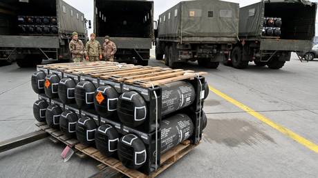 Ukrainian servicemen are at work to receive the delivery of FGM-148 Javelins, American man-portable anti-tank missile provided by US to Ukraine as part of a military support, at Kyiv's airport Boryspil. © Sergei SUPINSKY / AFP