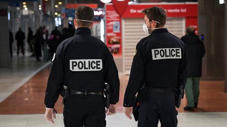 Police shoot dead knife-wielding man at Paris airport