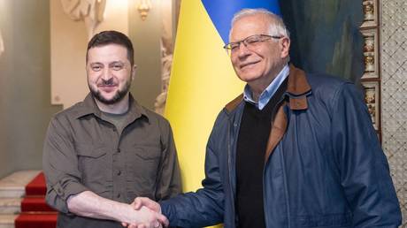 Josep Borrell (R) shaking hands with Vladimir Zelensky. ©Ukrainian presidential office via AFP