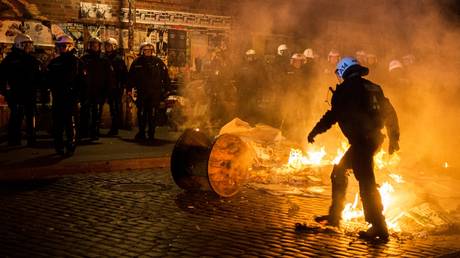 German riot police in action during clashes with radicals in Hamburg. AFP / Henrik Josef Boerger