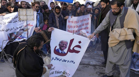 PHOTO DE DOSSIER: Les Afghans protestent contre la décision du président américain Joe Biden concernant le gel des avoirs afghans à Kaboul, en Afghanistan, le 15 février 2022.