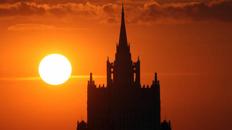 Russian Foreign Ministry's building in Moscow is silhouetted against the setting sun.  © Sputnik / Vitaliy Belousov