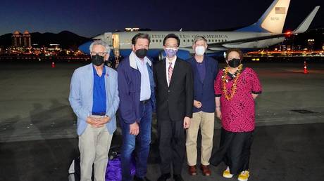 A US delegation poses with Taiwanese diplomat Douglas Yu-tien Hsu after arriving at Sungshan Airport in Taipei, Taiwan, August 14, 2022 © AFP / Ministry of Foreign Affairs Taiwan