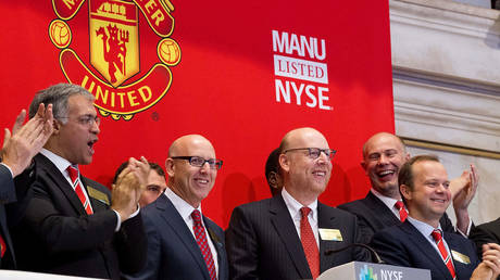 Joel Glazer (2nd L) and Avram Glazer (C) at Manchester United’s New York Stock Exchange listing back in 2012. © Dario Cantatore / Getty Images via NYSE Euronext