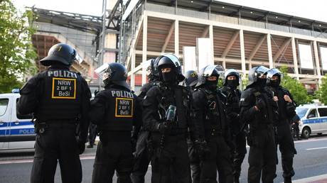 Photo d'archives : Des policiers de Rhénanie du Nord-Westphalie en tenue anti-émeute le 29 mai 2021, Cologne, Allemagne.