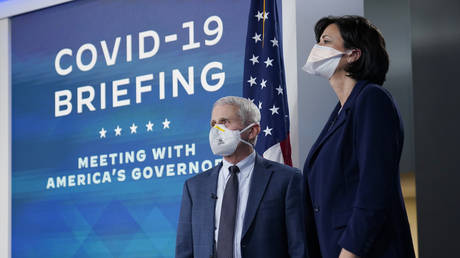 PHOTO DE DOSSIER: Le directeur du NIAID, le Dr Anthony Fauci, et la directrice du CDC, le Dr Rochelle Walensky, à la Maison Blanche à Washington le 27 décembre 2021.