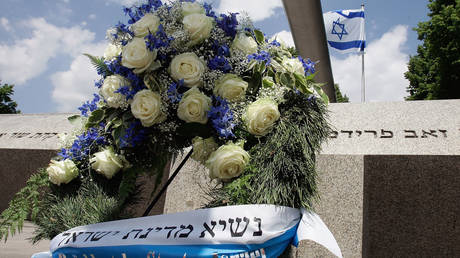 A wreath of flowers at the memorial stone for the 11 Israeli athletes killed at the 1972 Olympic Games in Munich. © Jan Pitman / Getty Images