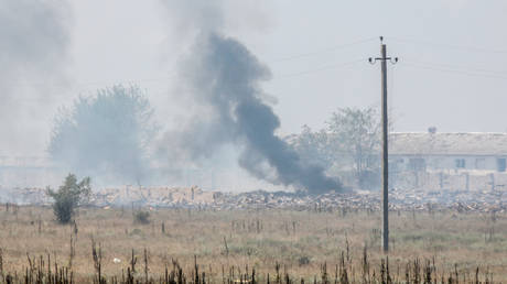 Smoke billows from a munitions depot in the village of Mayskoye, Crimea on August 16, 2022 © AFP / Stringer