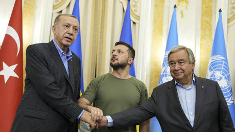 Turkish President Recep Tayyip Erdogan, Ukrainian President Vladimir Zelensky and United Nations Secretary General Antonio Guterres shake hands after their meeting in Lviv, August 18, 2022