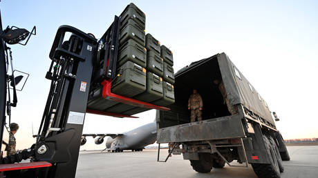 Ukrainian servicemen move US-supplied Stinger missiles at an airport in Kiev. © AFP / Sergei Supinsky