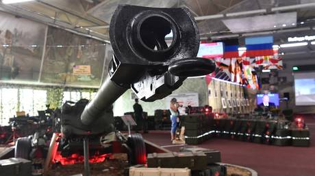 A US-supplied M777 howitzer, seized by Russian forces in Ukraine, on display at the Army-2022 forum in the Moscow region. © Sputnik / Evgeny Biyatov