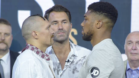 Usyk and Joshua share intense staredown before Saudi rematch (VIDEO)