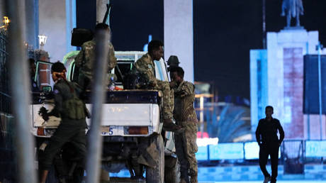 Security forces patrol near the Hayat Hotel after an attack by Al-Shabaab fighters in Mogadishu on August 20, 2022