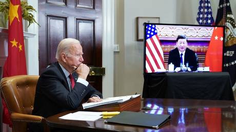 FILE PHOTO:  Joe Biden meets with Xi Jinping during a virtual summit from the Roosevelt Room of the White House in Washington, DC, November 15, 2021 © AFP / Mandel Ngan