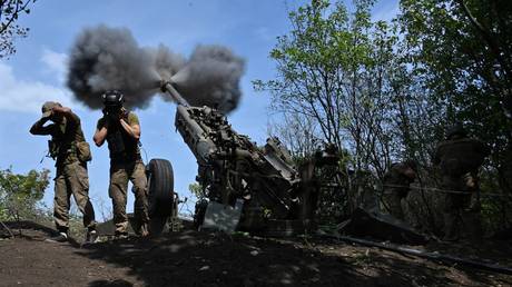 Ukrainian troops fire a US-made M777 howitzer in Kharkov Region, Ukraine, August 1, 2022. © Sergey Bobok / AFP