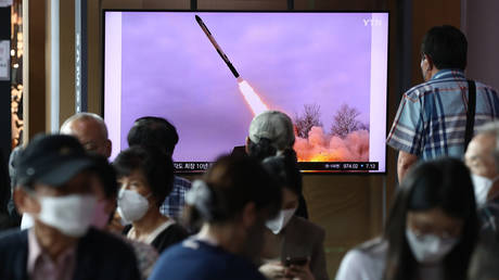 FILE PHOTO: A TV screen in Seoul, South Korea shows a North Korean missile test on August 17, 2022. © Chung Sung-jun / Getty Images