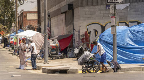 Tents line the streets of the Skid Row area of Los Angeles, California, July 22, 2022 © AP / Damian Dovarganes