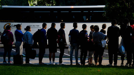 Migrants in Washington DC, fresh off the bus from Texas © AFP / Stefani Reynolds
