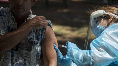 Medical Reserve Corps volunteers administer monkeypox vaccinations at a new walk-up monkeypox vaccination site at Barnsdall Art Park in Hollywood, CA. © Brian van der Brug / Los Angeles Times via Getty Images