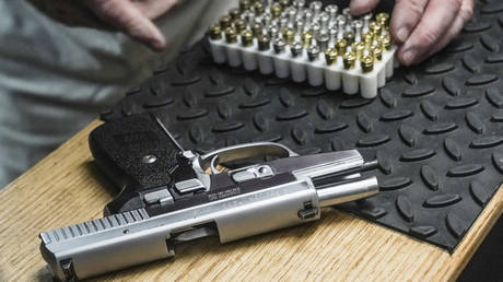 Judge scraps Texas gun restriction