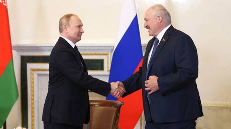 Vladimir Putin (L) meets Alexander Lukashenko (R) in St. Petersburg on June 25, 2022. ©Kremlin