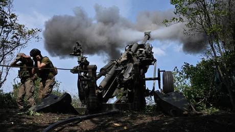 Ukrainian troops fire US-supplied M777 howitzer. © AFP / Sergey Bobok