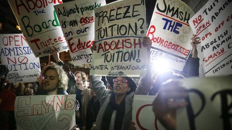 FILE PHOTO: Students protest ballooning student loan debt in New York. © Cem Ozdel / Anadolu Agency / Getty Images