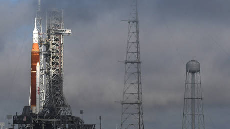 The NASA Artemis 1 moon mission will send an uncrewed Orion spacecraft into orbit around the moon before a splashdown in the Pacific Ocean. © Paul Hennessy / Anadolu Agency via Getty Images