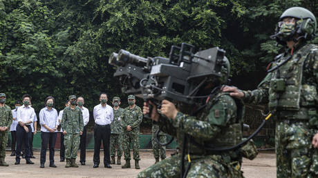 Taiwanese soldiers demonstrate equipment during a visit by President Tsai Ing-wen to a naval station on the Penghu islands, Taiwan, August 30, 2022 © AP / Taiwan Ministry of National Defense