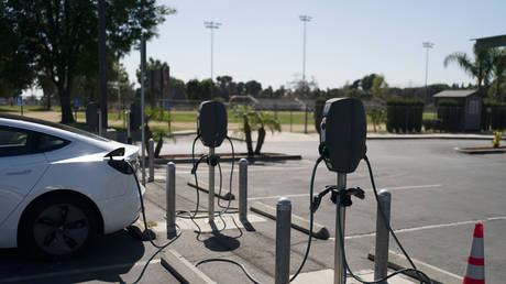 Electric vehicle chargers are seen in the parking lot of South El Monte High School in South El Monte, California, August 26, 2022 © AP / Jae C. Hong