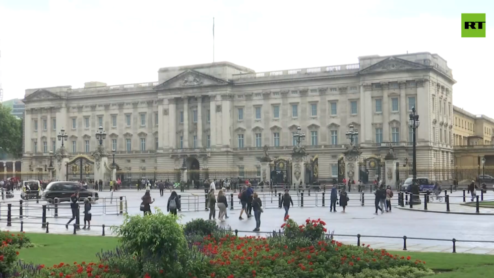 Live from outside Buckingham Palace