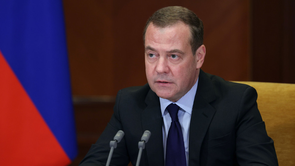 Medvedev responds to military threat from ex-US general