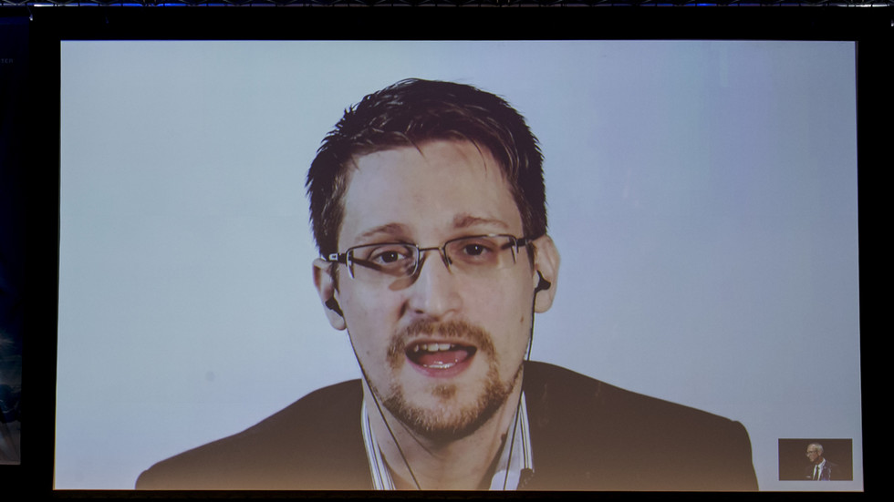 Snowden gets Russian citizenship