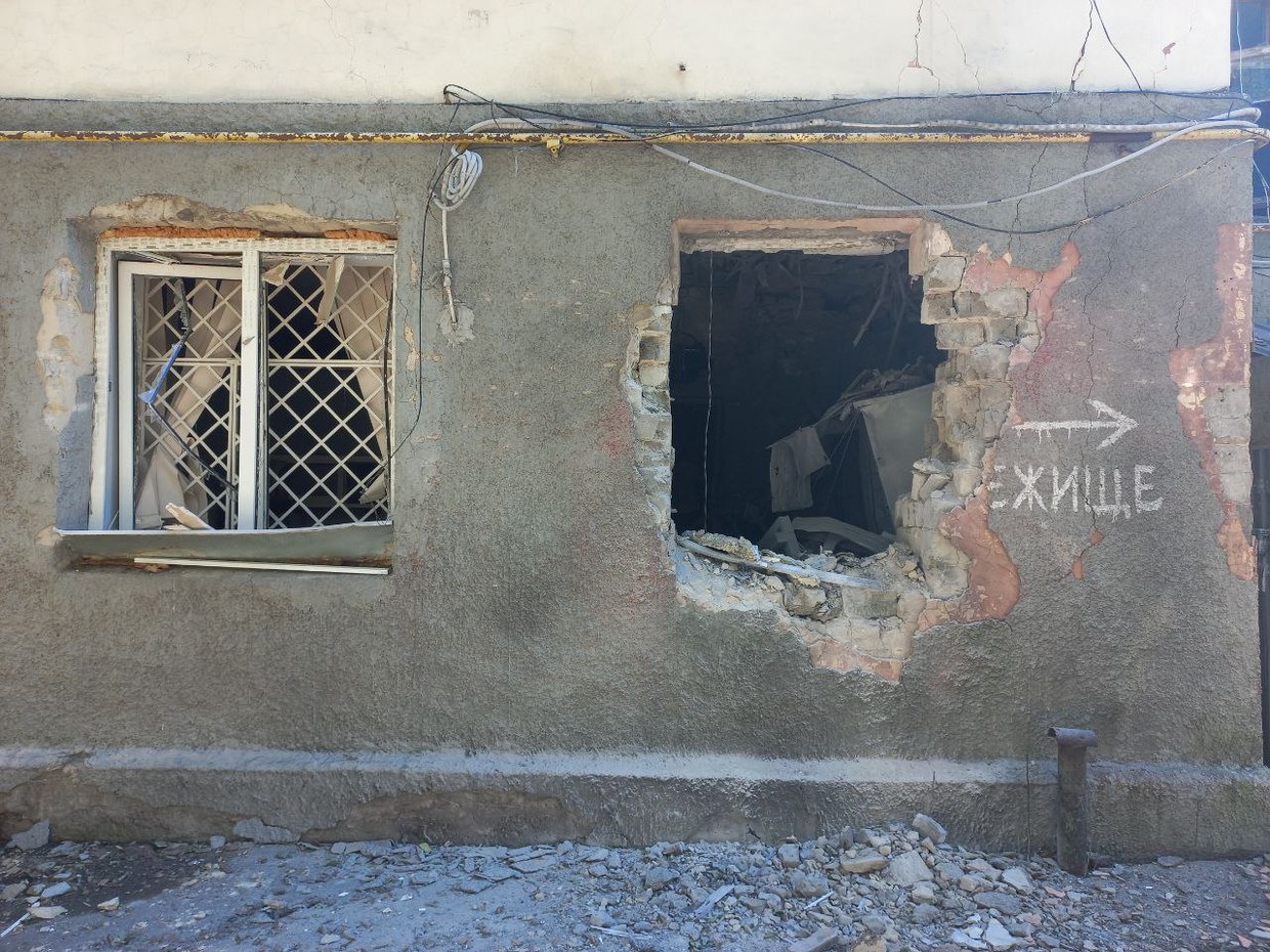 A building in Donetsk struck by Ukrainian shelling. Photo: Eva Bartlett.