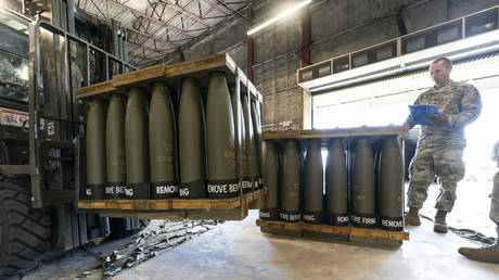US Air Force Staff Sgt. Cody Brown checks pallets of 155 mm shells ultimately bound for Ukraine, at Dover Air Force Base, Delaware, April 29, 2022 © AP / Alex Brandon