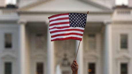 PHOTO DE FICHIER.  Un drapeau flotte lors d'un rassemblement d'immigration devant la Maison Blanche à Washington.