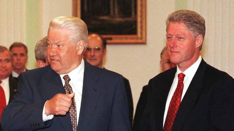 Boris Yeltsin speaks with US President Bill Clinton ahead of Kremlin talks © AFP / Reuters Pool / Sergei Karphukhin