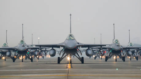 F-16V fighter jets participate in a military drill in Taiwan © Getty Images / Ceng Shou Yi