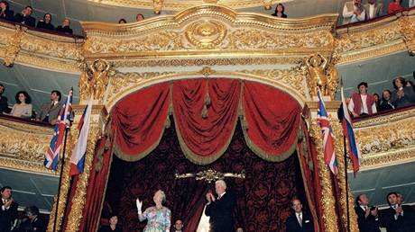 FILE PHOTO. Visit of Queen Elisabeth II to Moscow, Russia on October 17, 1994. Queen Elisabeth with Boris Yeltsin at the Bolshoi Theatre. © Gamma-Rapho via Getty Images
