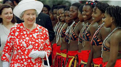 FILE PHOTO. Britain's Queen Elizabeth II (L) opened a Trade and Investment Exhibition at the Polana Hotel in Maputo 15 November 1999, on the last day of her three-nation African tour.