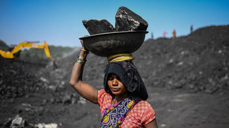 Индия планирует увеличить импорт угля, заявил министр энергетики