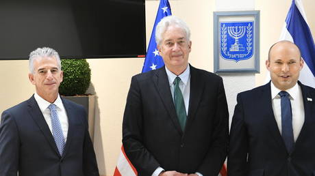 Barnea (L) with CIA director William Burns (center) and PM Naftali Bennett (R) © Getty Images / Amos Ben Gershon
