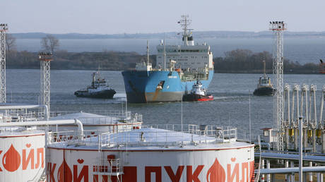 US threatens to sanction buyers of Russian oil