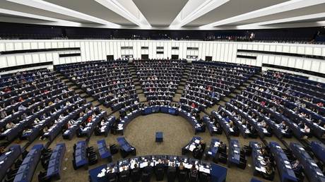 عکس فایل:  اعضای پارلمان اروپا در یک رای گیری در مورد انرژی های تجدیدپذیر در جلسه عمومی پارلمان اروپا در استراسبورگ، فرانسه، 14 سپتامبر 2022، در استراسبورگ، فرانسه شرکت می کنند.