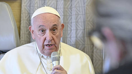 Le pape François lors d'une conférence de presse sur son vol de retour à Rome après avoir visité Nur-Sultan, au Kazakhstan.