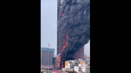 Massive fire consumes Chinese skyscraper (VIDEO)