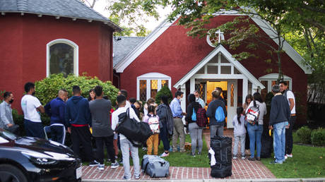 Einwanderer versammeln sich mit ihren Habseligkeiten vor der St. Andrews Episcopal Church in Edgarstown auf Martha's Vineyard, Massachusetts, 14. September 2022