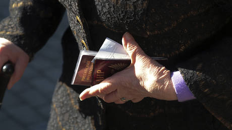Ukraine to jail people over Russian passports